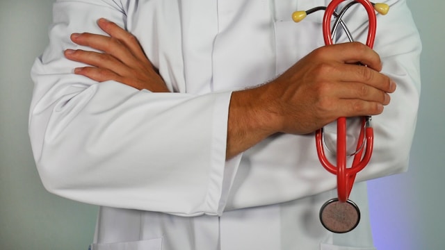 kenali peran penting heart specialist doctor